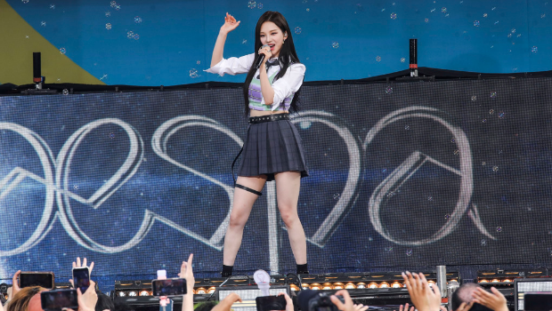 韩国女团 aespa 成员 Karina 于 2022 年 7 月 8 日在纽约中央公园参加 ABC夏日音乐会系列演出。